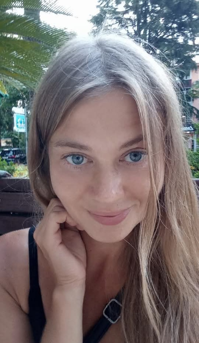 Фото сделано, когда я ещё жила в Сочи, и выглядела гораздо счастливее и красивее, чем сейчас. Наверно потому, что жила одна. 