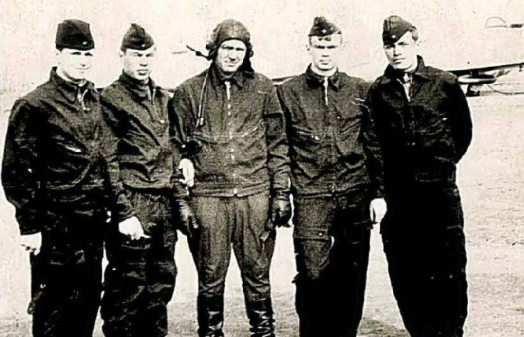 В летном училище - крайний слева