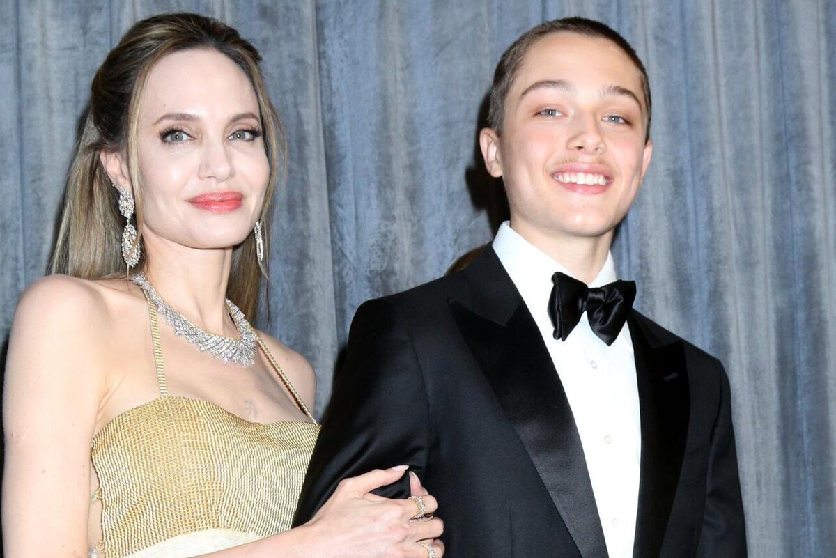    Анджелина Джоли помогает пострадавшим вместе с сыном Ноксом LEGION-MEDIA