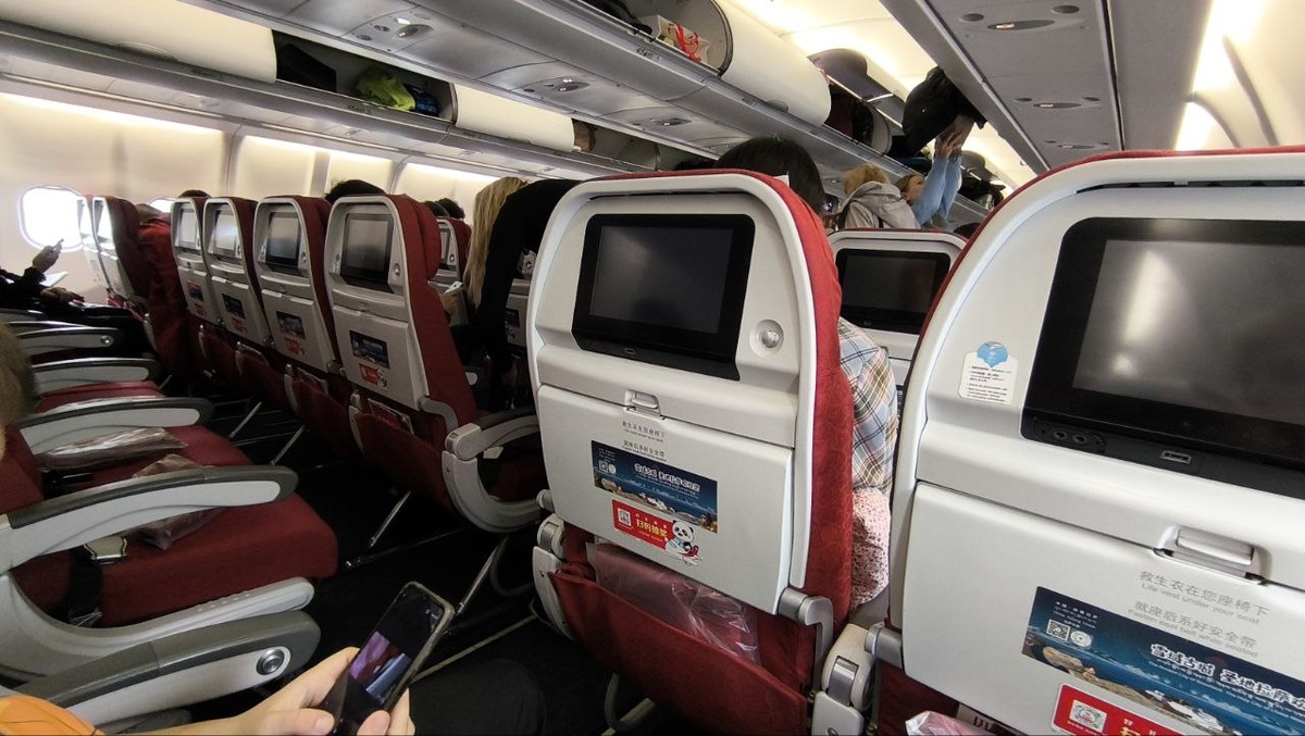 Вполне удобно для 8ми часового перелета. У меня рост 170 и коленки не упирались. 