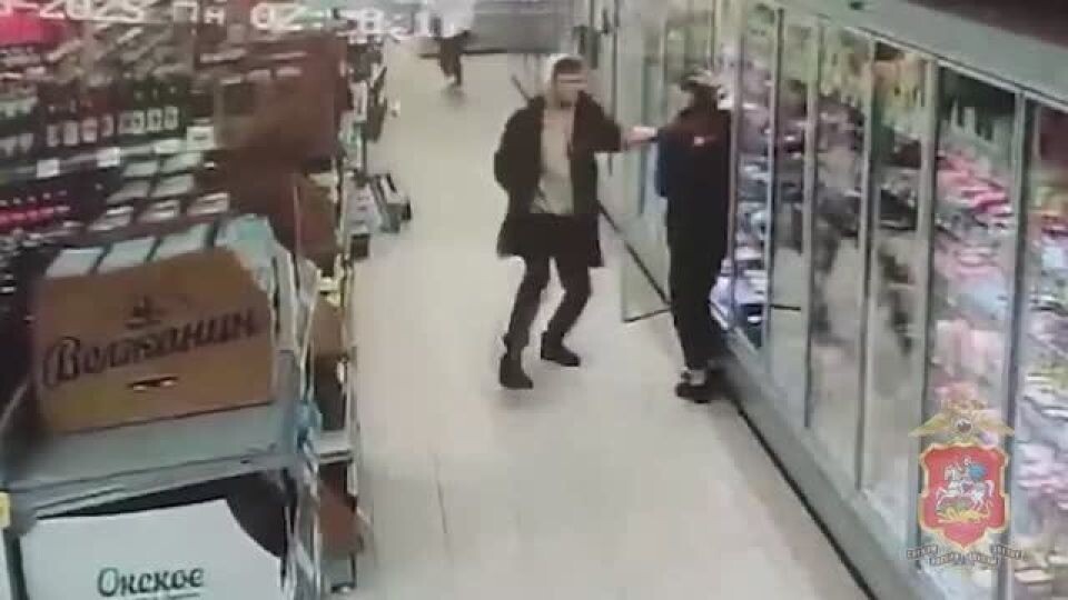    Мужчина напал на людей в магазине в Подмосковье. Источник: Кадр из видео