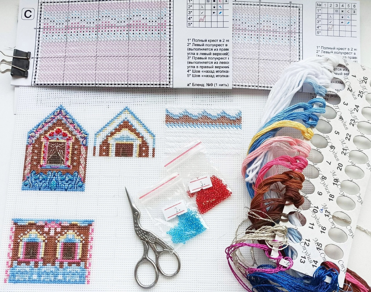 Р-1168 «Объёмная игрушка. Нарядный домик»

10 цветов мулине ПНК им.Кирова, белая пластиковая канва 14 каунта, бисер, метанить, нить Gamma Cloud.
Размер готовой работы — 9*6*8 (высота 9, ширина 6, длина 8).
Дизайнер — Ольга Пальчун, эскиз дизайнера, вышивальщица — Анастасия Бондарева