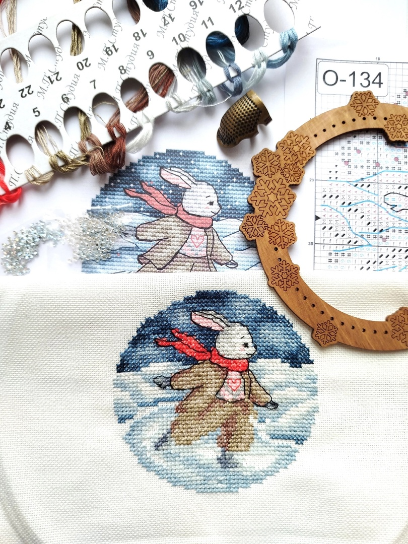 О-134 «Миниатюра. По речному льду»

16 цветов мулине ПНК им.Кирова, ткань равномерного переплетения Гамма, деревянная рама, бисер, пайетки.
Размер готовой работы — 12*12 см.
Дизайнер — Ольга Пальчун, эскиз — Елена Буртасова , вышивальщица — Наталья Григорьева