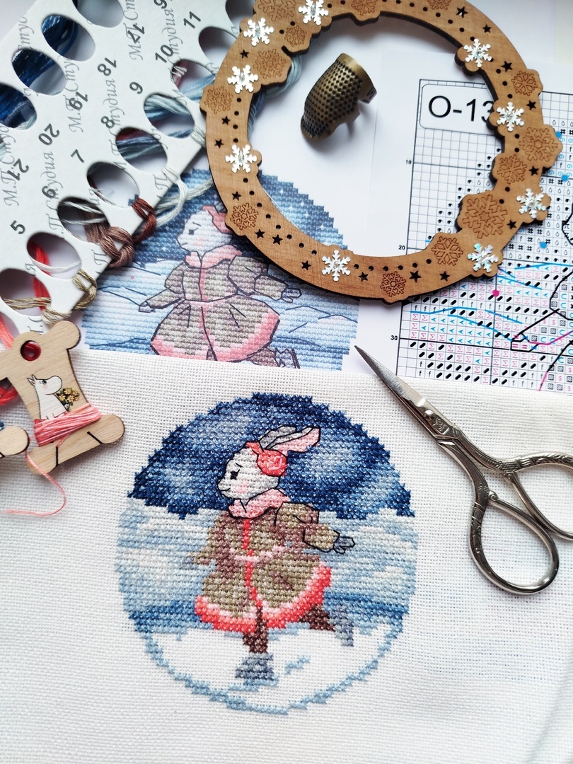 О-135 «Миниатюра. По замёрзшей реке»

16 цветов мулине ПНК им.Кирова, ткань равномерного переплетения Гамма, пайетки, деревянная рама.
Размер готовой работы — 12*13 см.
Дизайнер — Ольга Пальчун, эскиз дизайнера , вышивальщица — Наталья Григорьева.