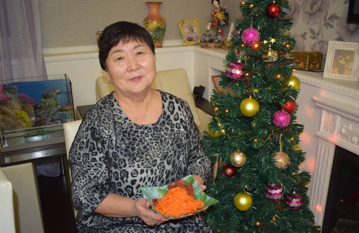 Ольга Николаевна с традиционной корейской морковкой. Едва ли в России найдётся тот, кто не знаком с этой закуской