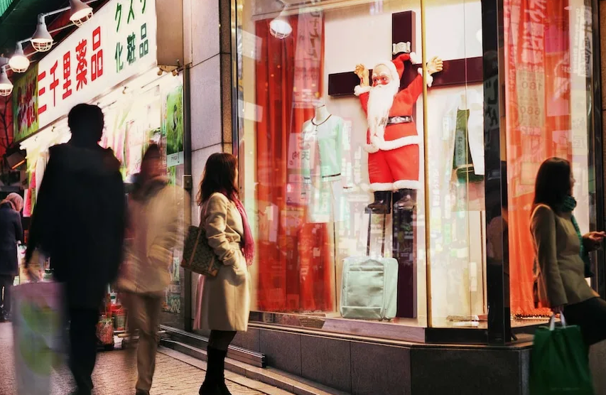 Распятый Санта в витрине в Токио, не могу перестать смеяться с понимания праздника японцами.