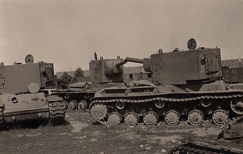 Танки КВ-2 выпуска мая - июня 1941 года на станции Лида