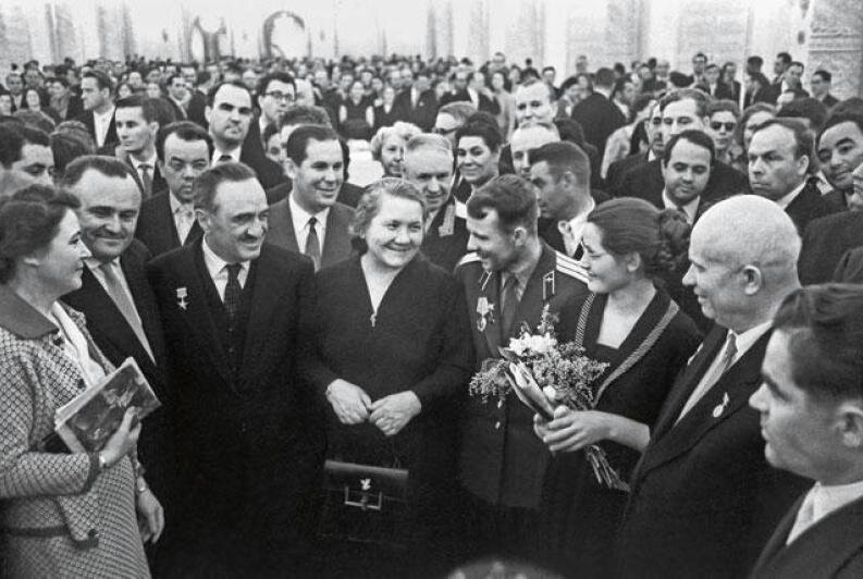 Нина Хрущева с Ю.Гагариным, А.Микояном, С.Королевым и др.