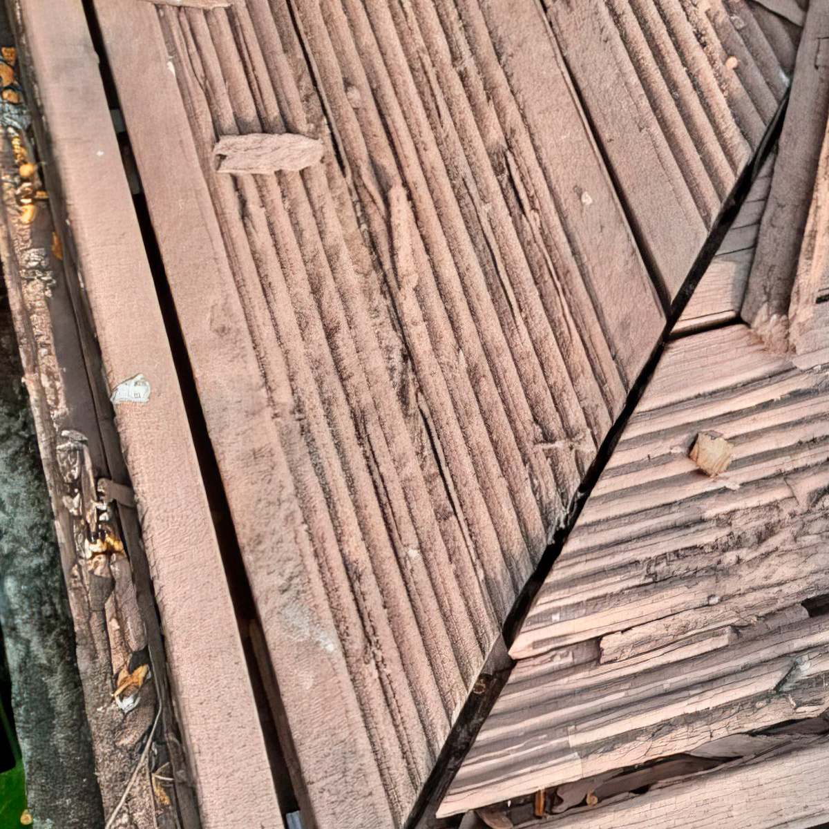 А вот тут материал буквально "рассыпается". Как вам такая попытка сэкономить на террасе?