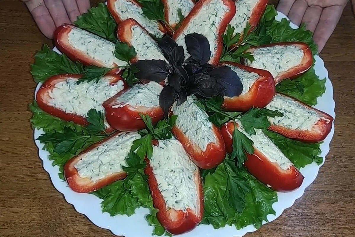 blitz_retsepty / YouTube📷Быстрая закуска из болгарского перца с начинкой из вареных яиц, сыра, свежей зелени и майонеза