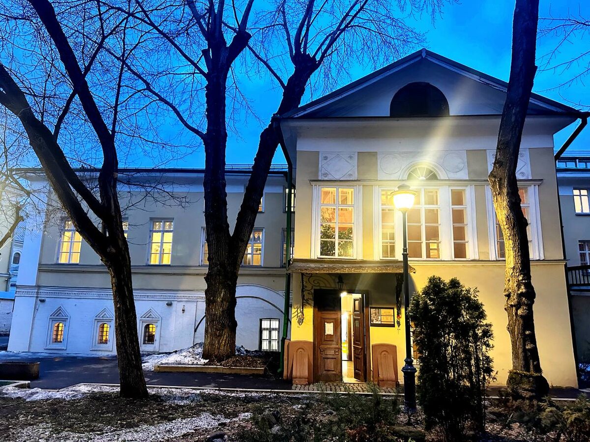 В этот особняк XVII века в Леонтьевском переулке Константин Сергеевич переехал после революции вместе с женой, актрисой МХТ М. Лилиной и детьми