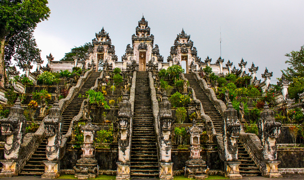 Храм Лемпуянг называют «лестницей в небеса», и это одно из самых фотографируемых мест острова Бали.Фото: LudzoN / Shutterstock.com