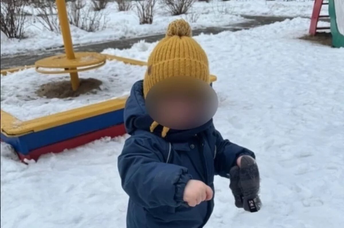    Малыша забыли на морозе.