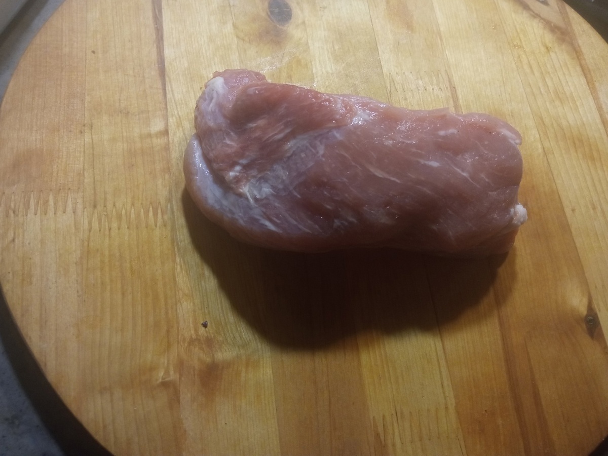 Свинина, кусок около 300 г.