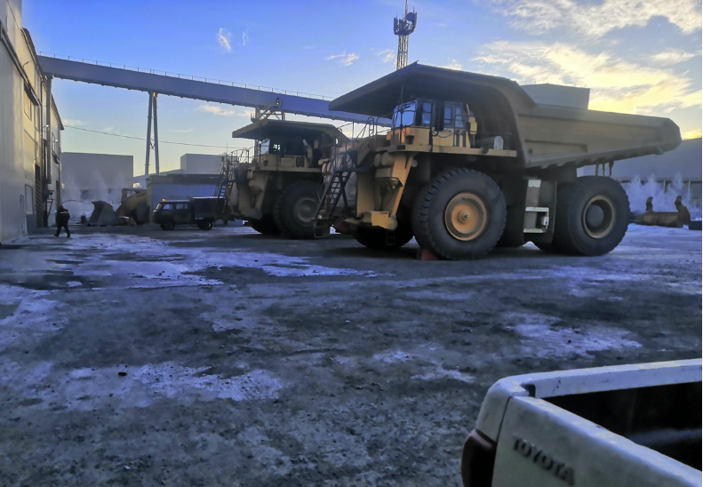 Фото читателя "Юрий Стрелец" Самосвалы у ремонтного цеха.