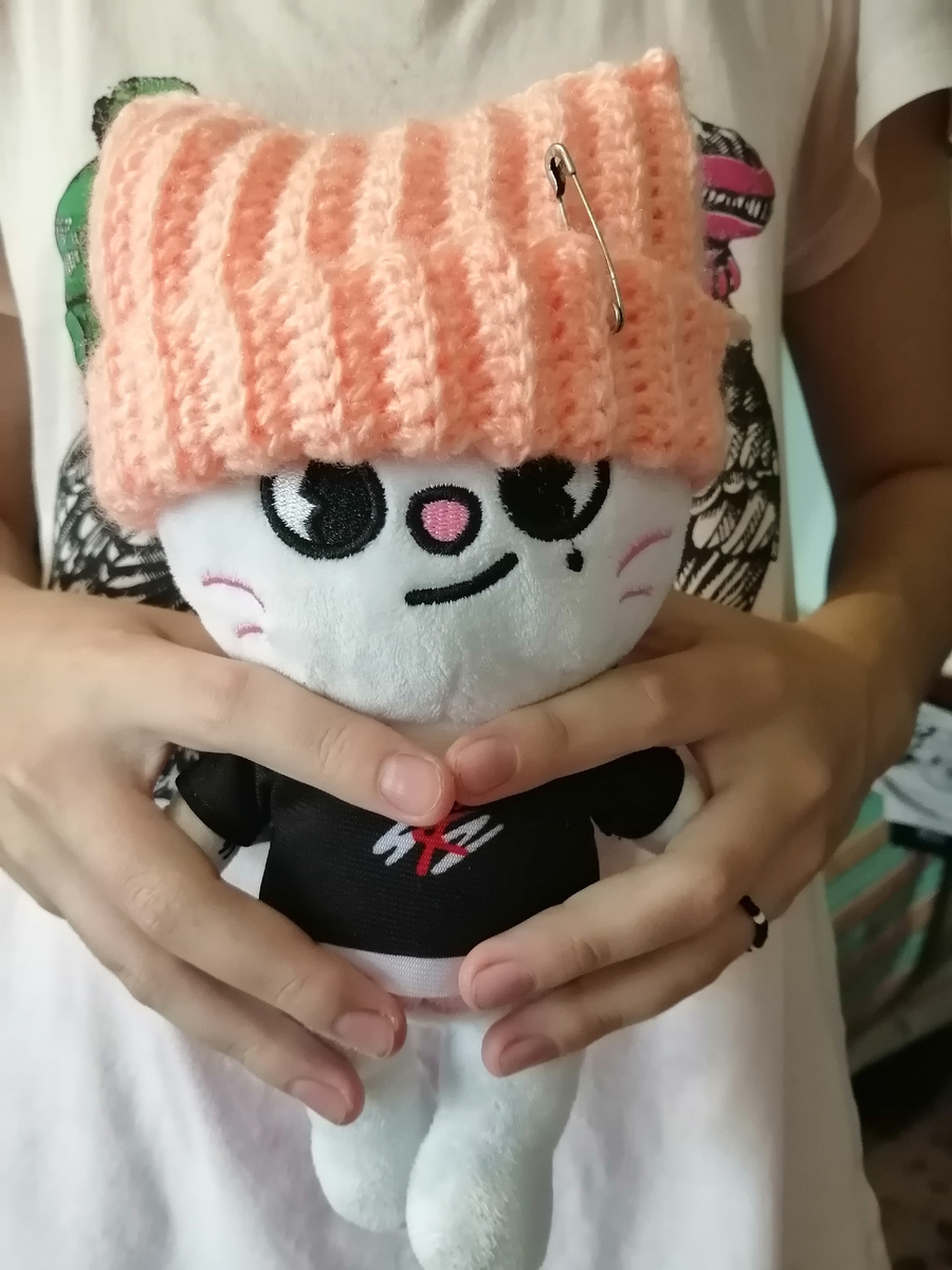 Она вяжет своим куклам, я себе