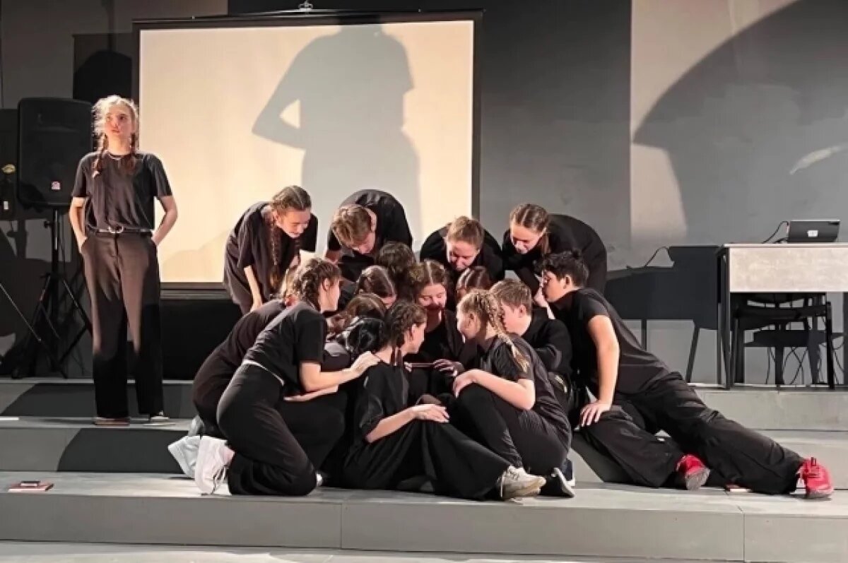    Изначально проект планировался как учебная работа для отчётного выступления, но перерос в настоящую театральную работу.