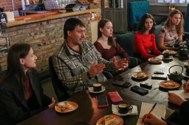    Худрук и юные актрисы нашли полное взаимпонимание. Фото: Из личного архивa/ Сергей Мельников