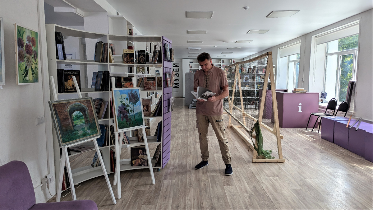 В библиотеке имени С. А. Есенина. Здесь фотограф и журналист Павел Чайкин чаще всего презентует свои новые книги