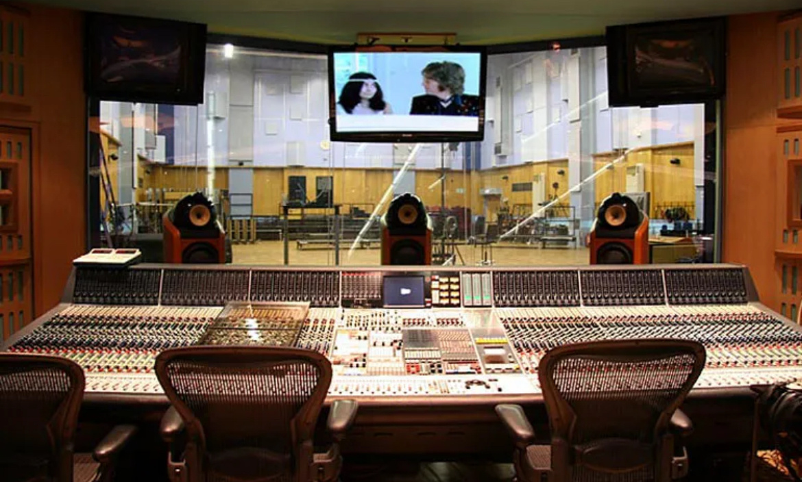 Abeey Road Studio - одна из самых знаменитых студий звукозаписи. 