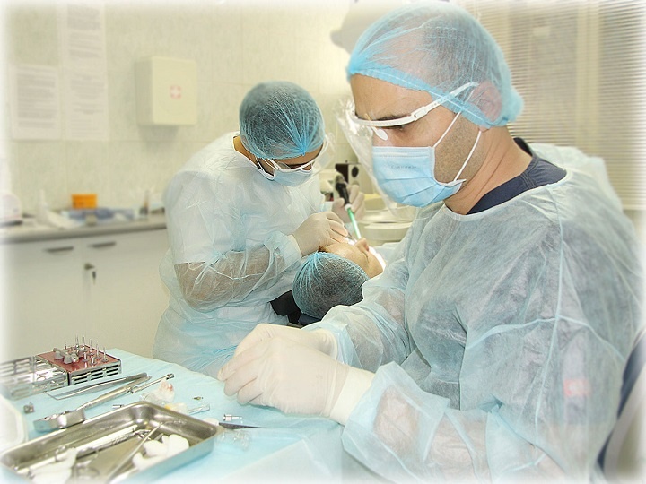 Операция по имплантации зубов