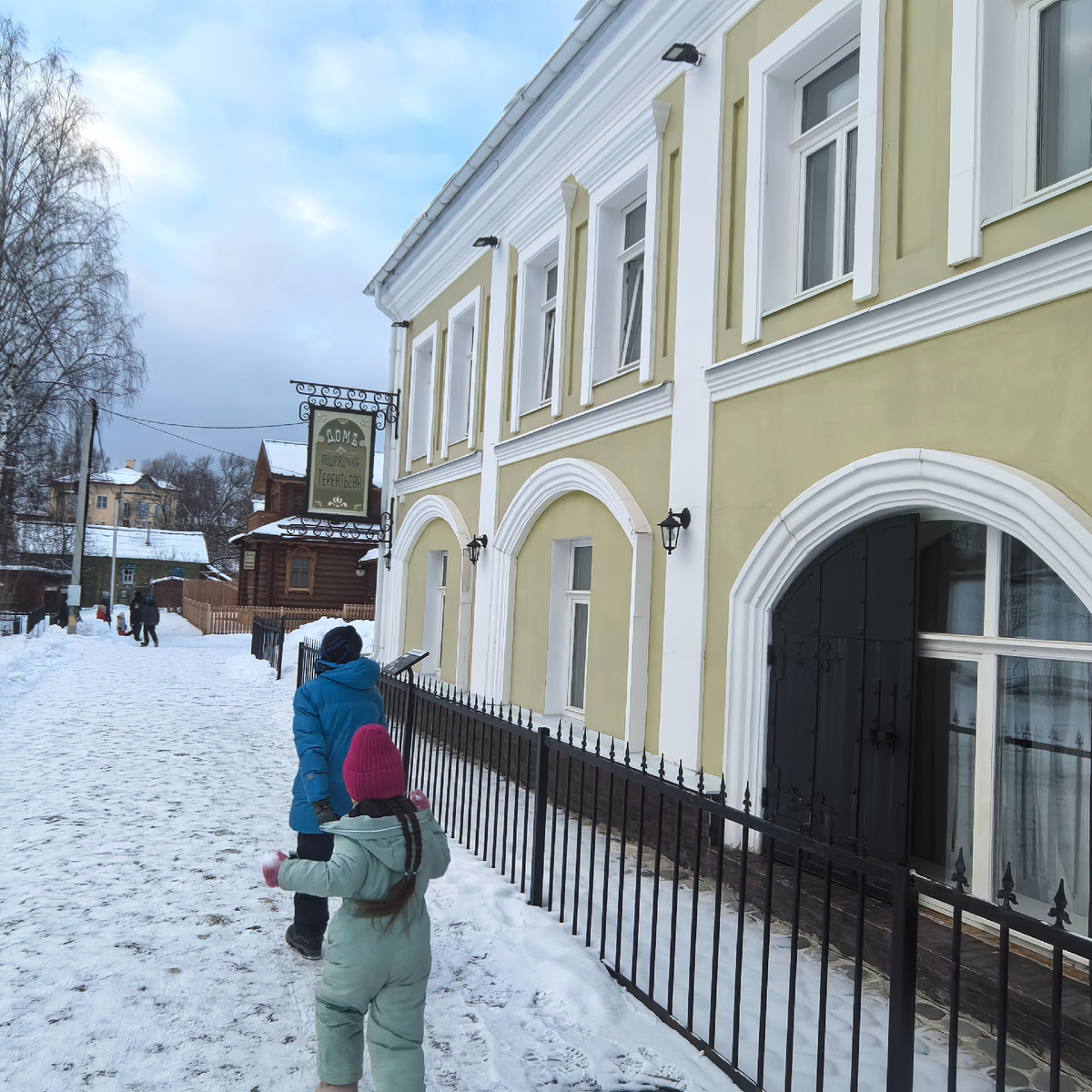 Туристов гораздо больше, чем местных жителей.