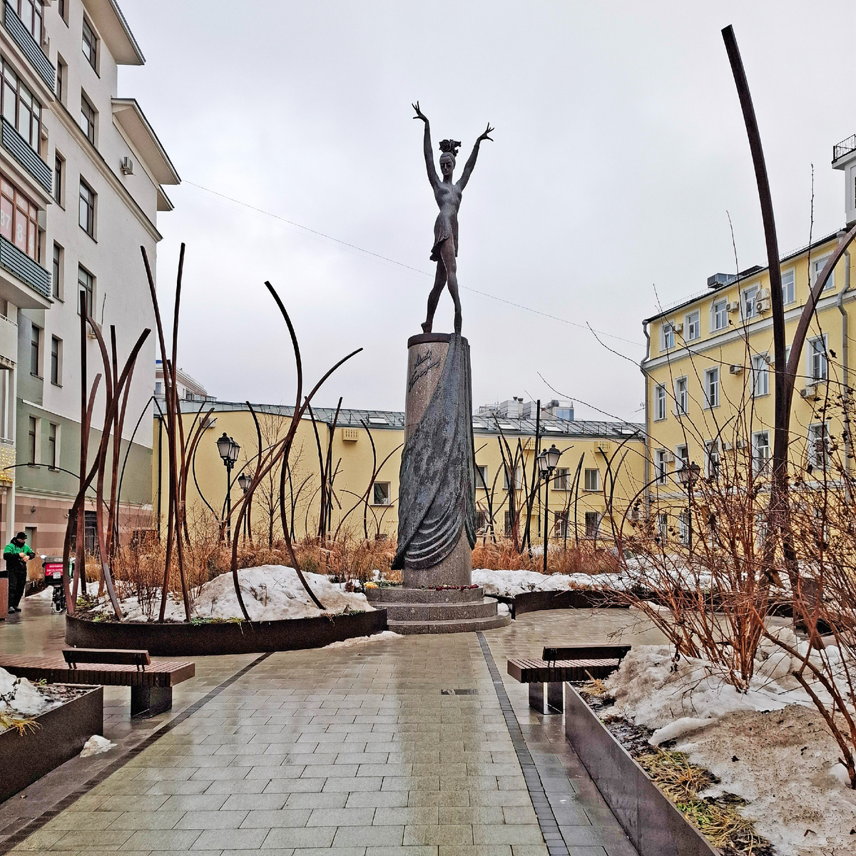 Москва, 2025 г. Сквер Майи Плисецкой. Автор скульптуры - заслуженный художник России Виктор Митрошин. Фото автора.