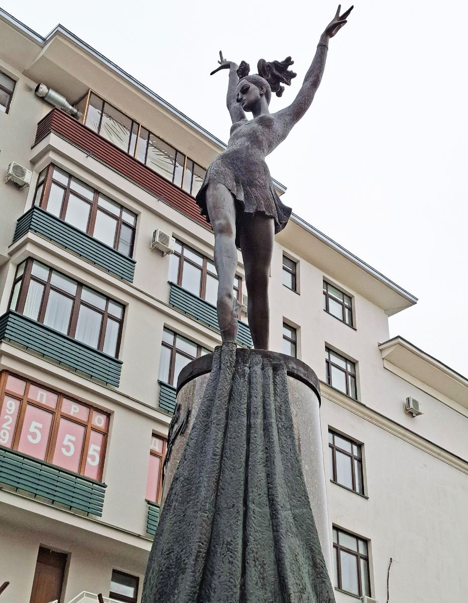 Москва, 2025 г. Сквер Майи Плисецкой. Фото автора.