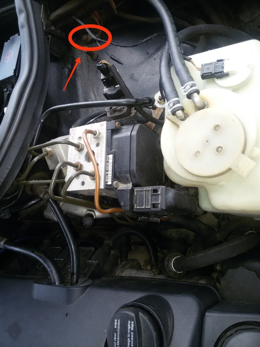 В указанном месте находится масса блока абс и левой фары. 