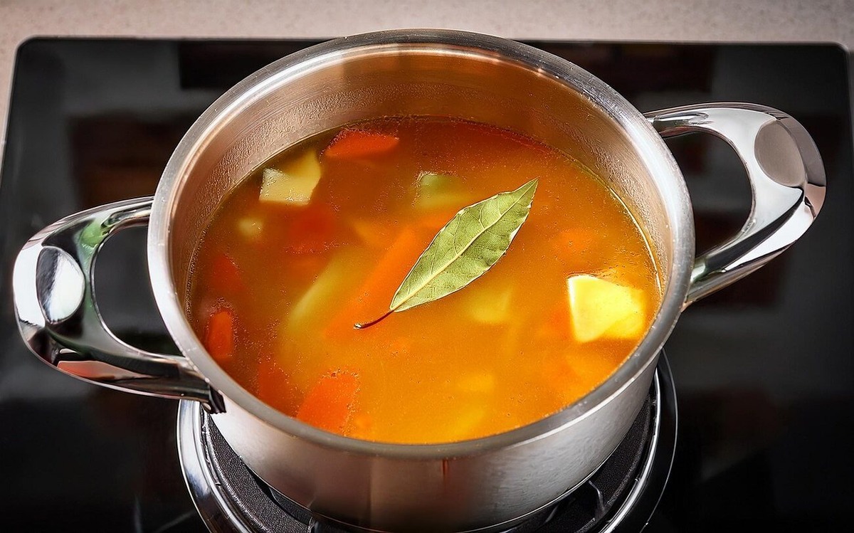    Профессиональные повара не сомневаются в том, что лавровый лист является важной приправой. Источник: pogovorim.by