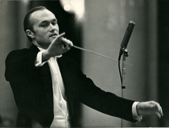 Учиться пойдет только в Ленинграде: в сентябре 1944-го, после возвращения из эвакуации, Александра Дмитриева принимают сразу во второй класс Хорового училища. Здесь и определяется будущая судьба музыканта. Об училище он всегда говорит с благодарностью – прекрасное образование, профессиональное обучение игре на фортепиано у Лидии Федоровны Лапчинской и скрипке у Семена Аркадьевича Аркина, концертмейстера Оркестра Радиокомитета и участника блокадного исполнения 7-й симфонии Шостаковича. И, конечно, уроки хорового пения: здесь происходит практическое знакомство с музыкой разных эпох и стилей, рождается чувство профессионального братства и пиетет перед учителями. Среди них – и руководитель хора Палладий Андреевич Богданов, и директор Капеллы Георгий Александрович Дмитревский. К нему в 1953 году на факультет хорового дирижирования Дмитриев поступает в консерваторию, но уже к середине первого курса, после внезапной смерти Дмитревского, оказывается в классе Елизаветы Петровны Кудрявцевой, она и будет его главным наставником. Параллельно Дмитриев занимается на теоретическом факультете у профессора Юрия Николаевича Тюлина, диплом хорового дирижера получает в 1958-м, теоретика – в 1960 году.                       © Архив Санкт-Петербургской филармонии им. Д. Д. Шостаковича