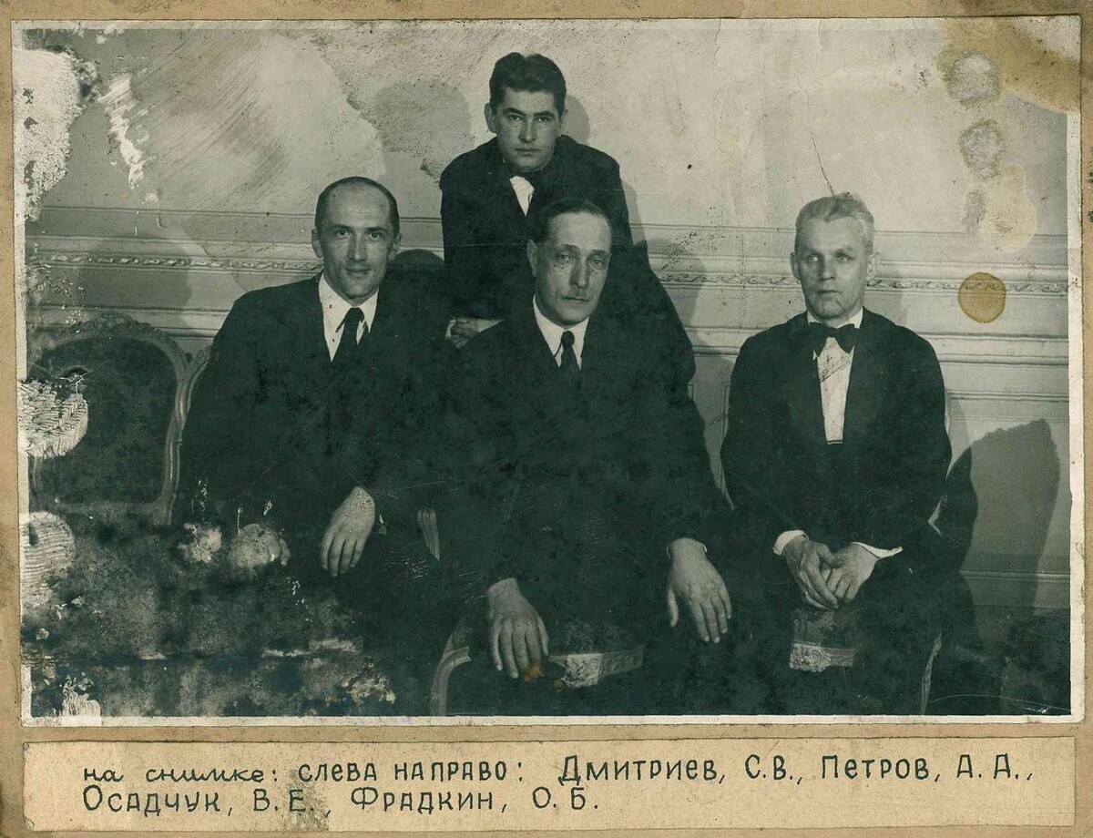 Игре на скрипке Александр Дмитриев начал учиться в Новосибирске. Сюда семья шестилетнего мальчика прибыла в эвакуацию с оркестром Ленинградской филармонии, в котором с 1938 года играл на ударных инструментах его отец – Сергей Васильевич. Весной с отцом и мамой Марией Александровной сажали картошку (огороды выделяли всем оркестрантам), благодарную землю Александр Сергеевич Дмитриев помнит и сегодня: сажали один мешок, а выкапывали к осени восемь-девять.                 Группа исполнителей на ударных инструментах оркестра ЗКР, 1947 год. Дмитриев С. В. отец Александра Дмитриева.
© Архив Санкт-Петербургской филармонии им. Д. Д. Шостаковича