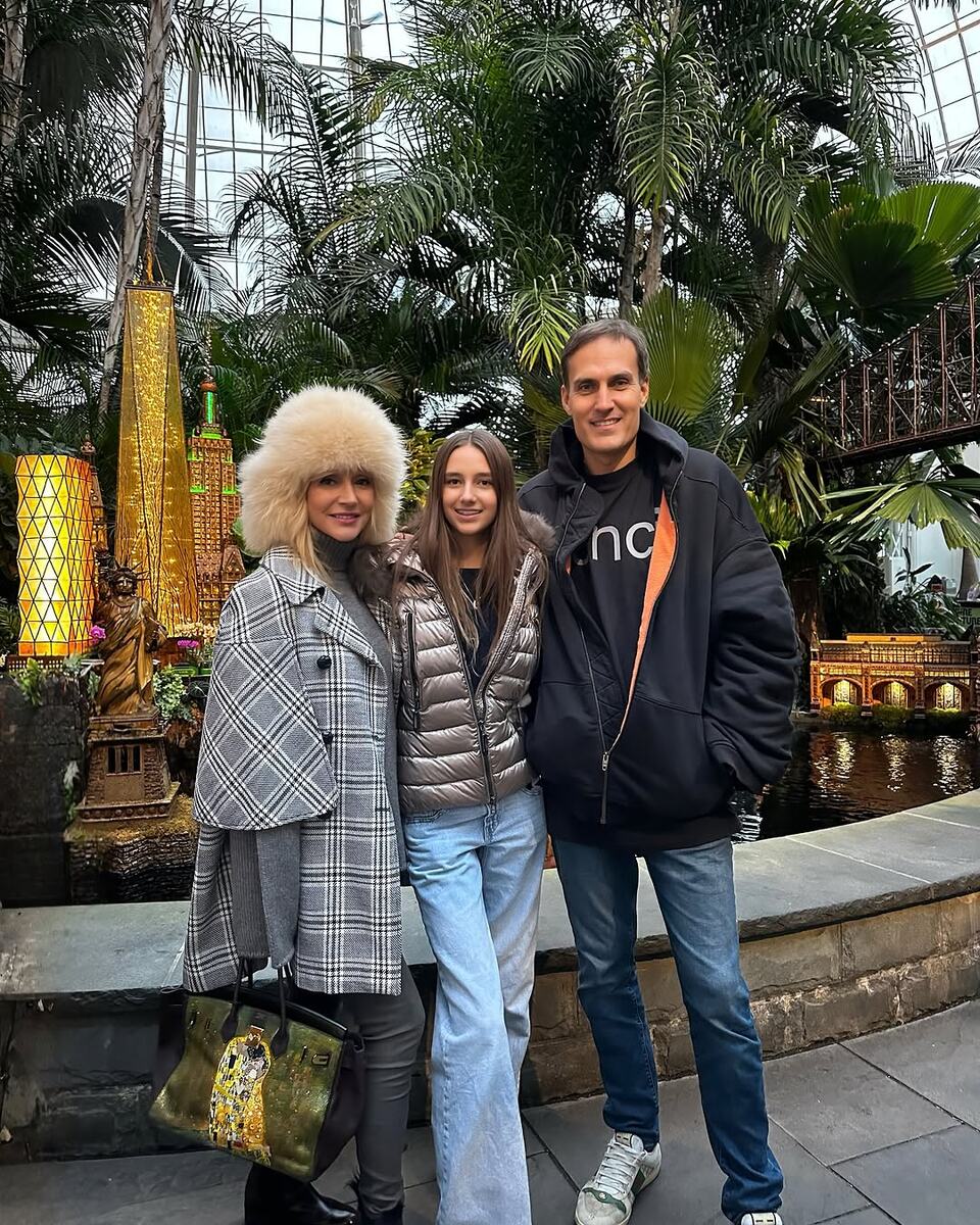 Кристина Орбакайте с мужем и дочерью. Фото: соцсети/@orbakaite_k