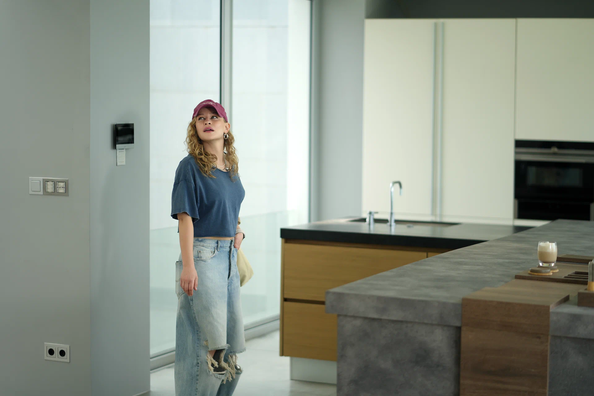 Главная героиня фильма «ON и Она» исследует дом