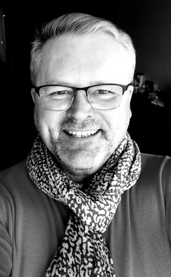 Мой профиль мне нравится больше. Для писателя он хорошо запоминающийся.