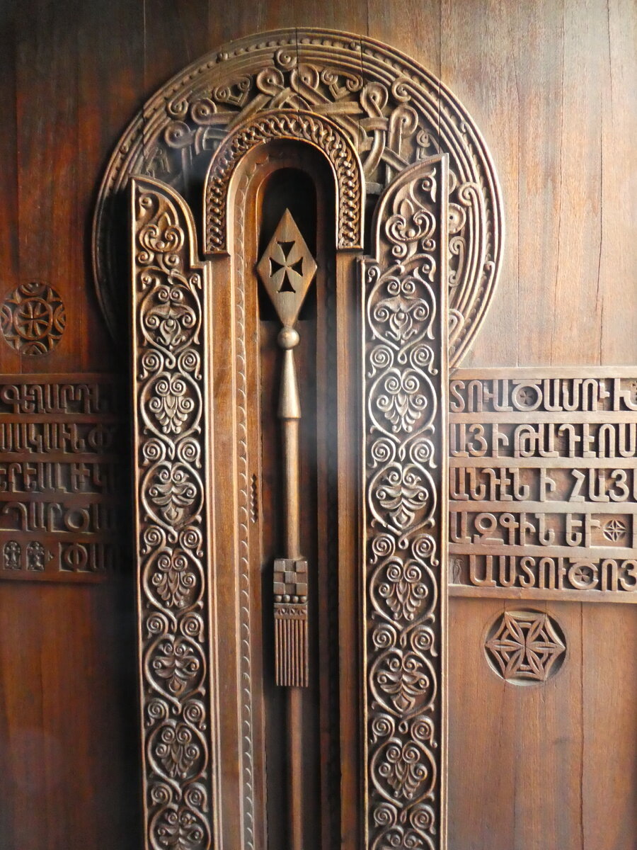 Вырезанное копье на двери при входе монастырь 