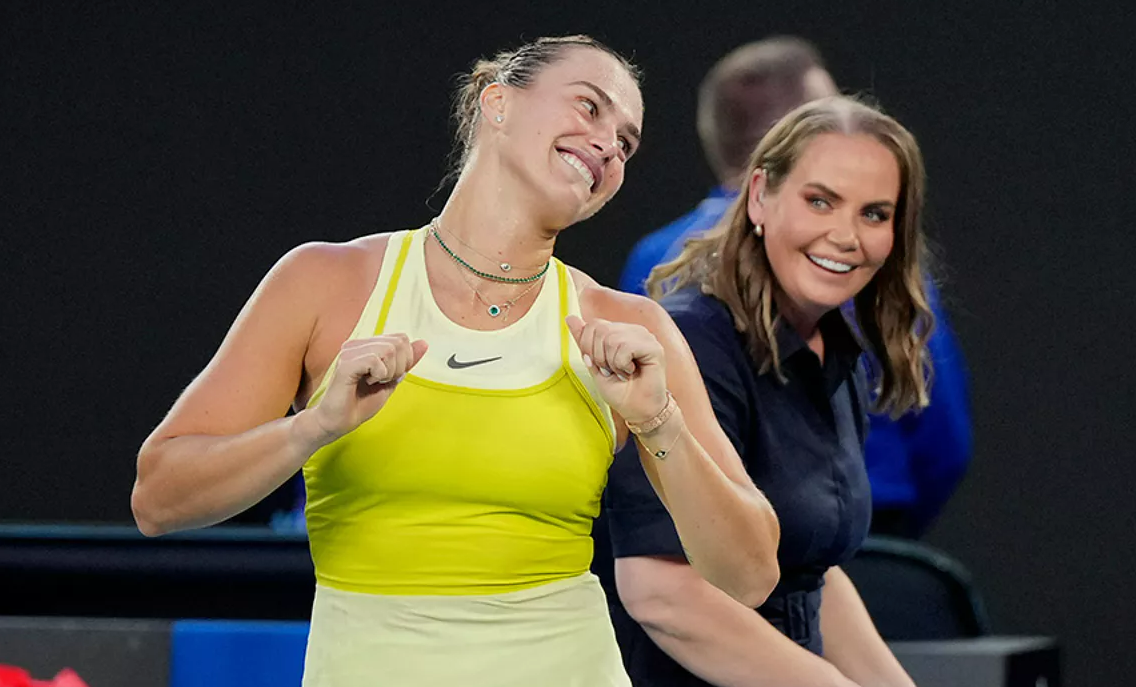 Арина Соболенко станцевала вместе с ведущей Australian Open Еленой Докич. Фото: соцсети