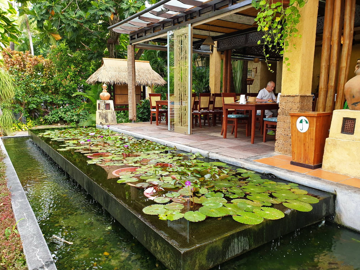 Ресторан Strawy в отеле Bamboo Village