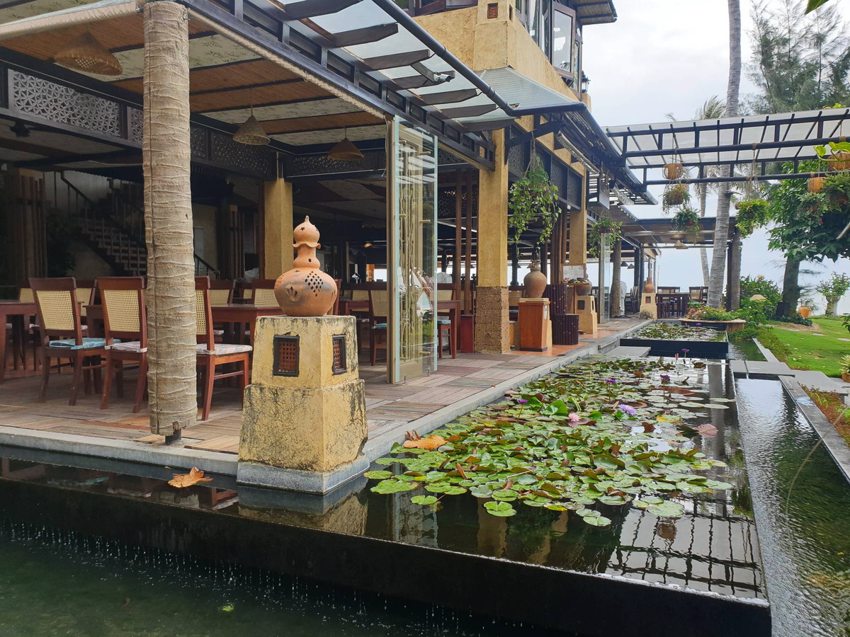 "Есть в графском парке чёрный пруд, там лилии цветут..." 