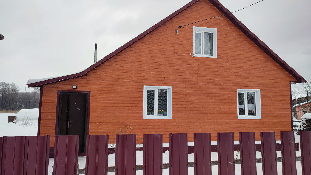 Дом сестры 100 м2 первый этаж, ещё комната на верху. 