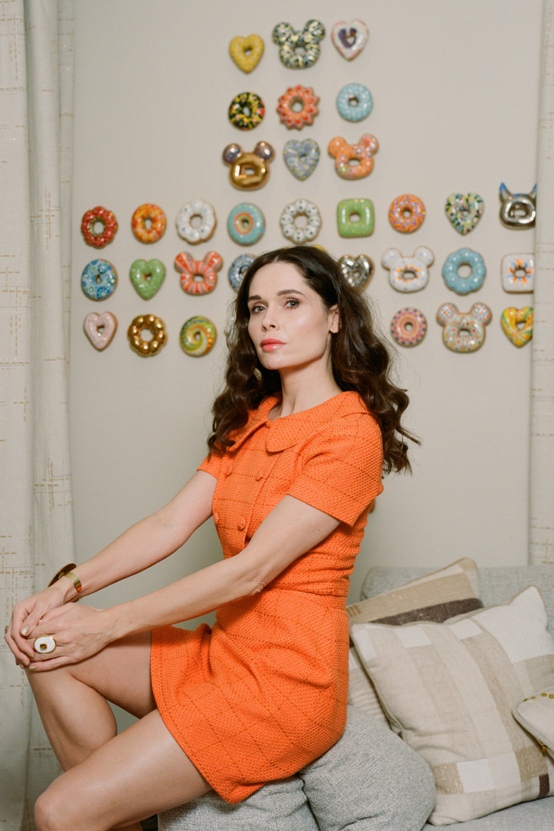    Полина Аскери. На фоне: Керамические «пончики» Джей Йонг Ким