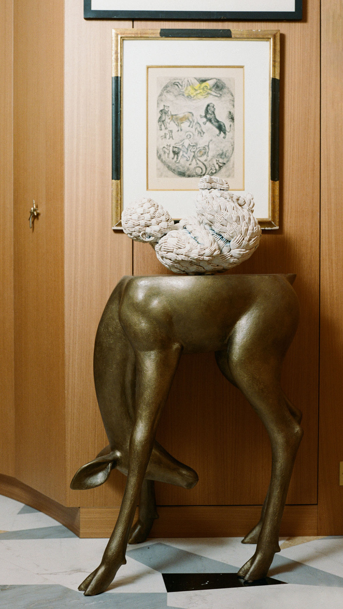    Дизайнерская консоль в виде косули и тиражная работа из библейского цикла Марка Шагала