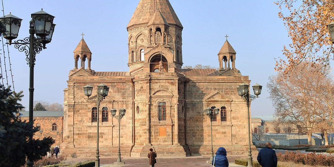 Ким Кардашьян в Эчмиадзинском соборе