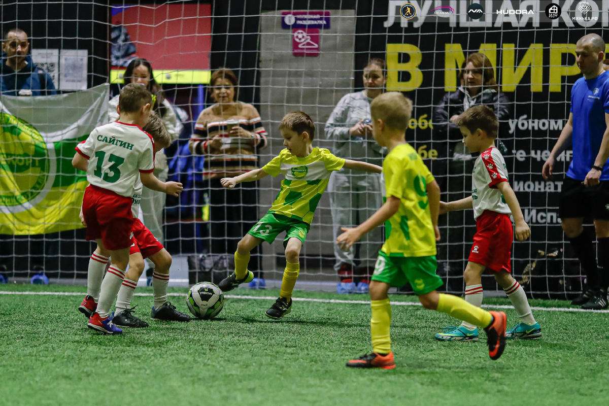 Родители болеют за своих детей - юных футболистов! 