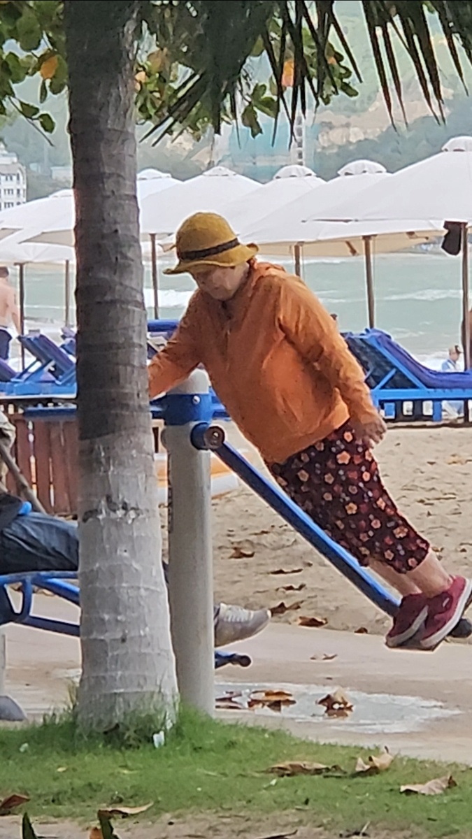 Качество такое, потому что приходится вести буквально скрытый репортаж