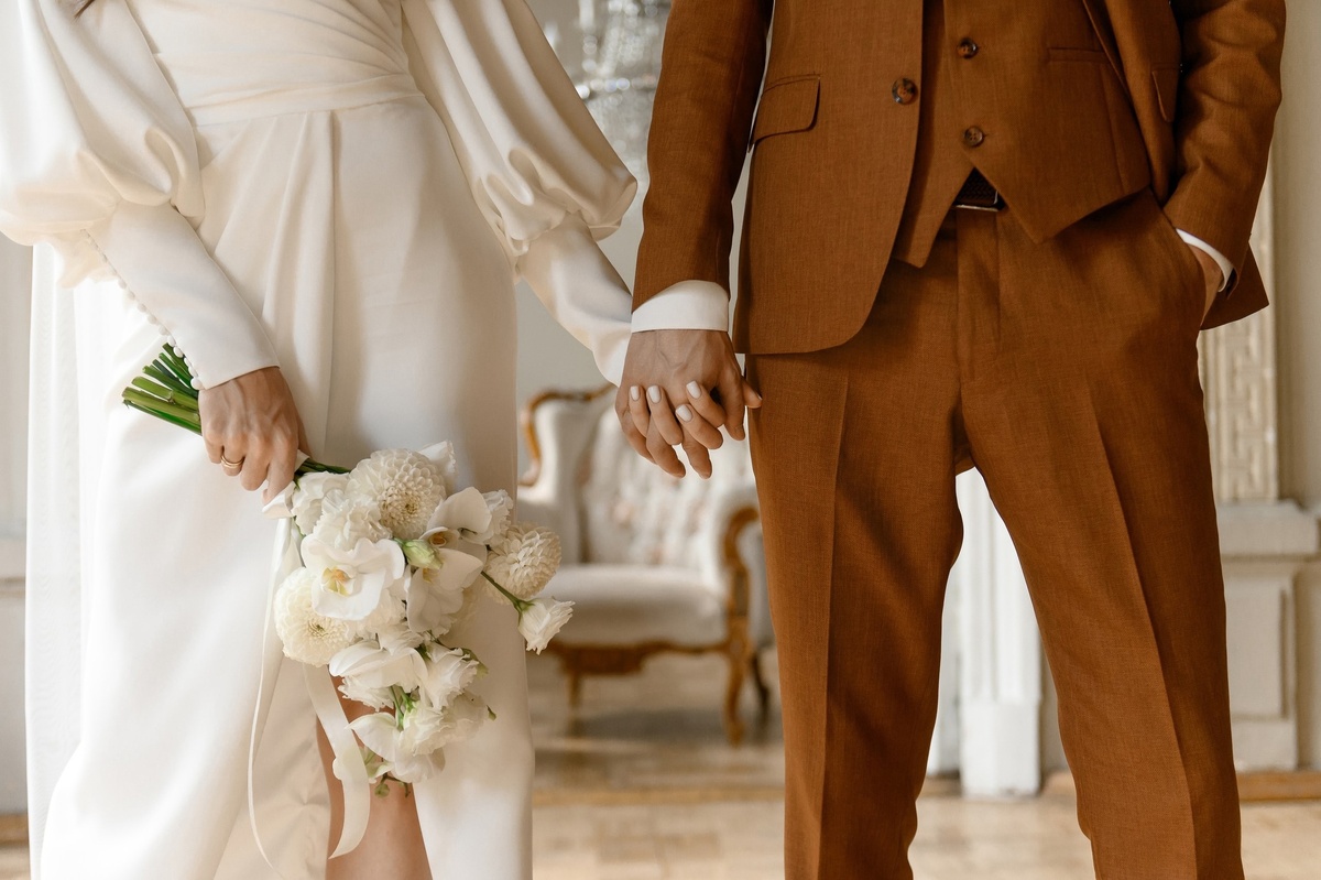 жених и невеста с букетом в руках