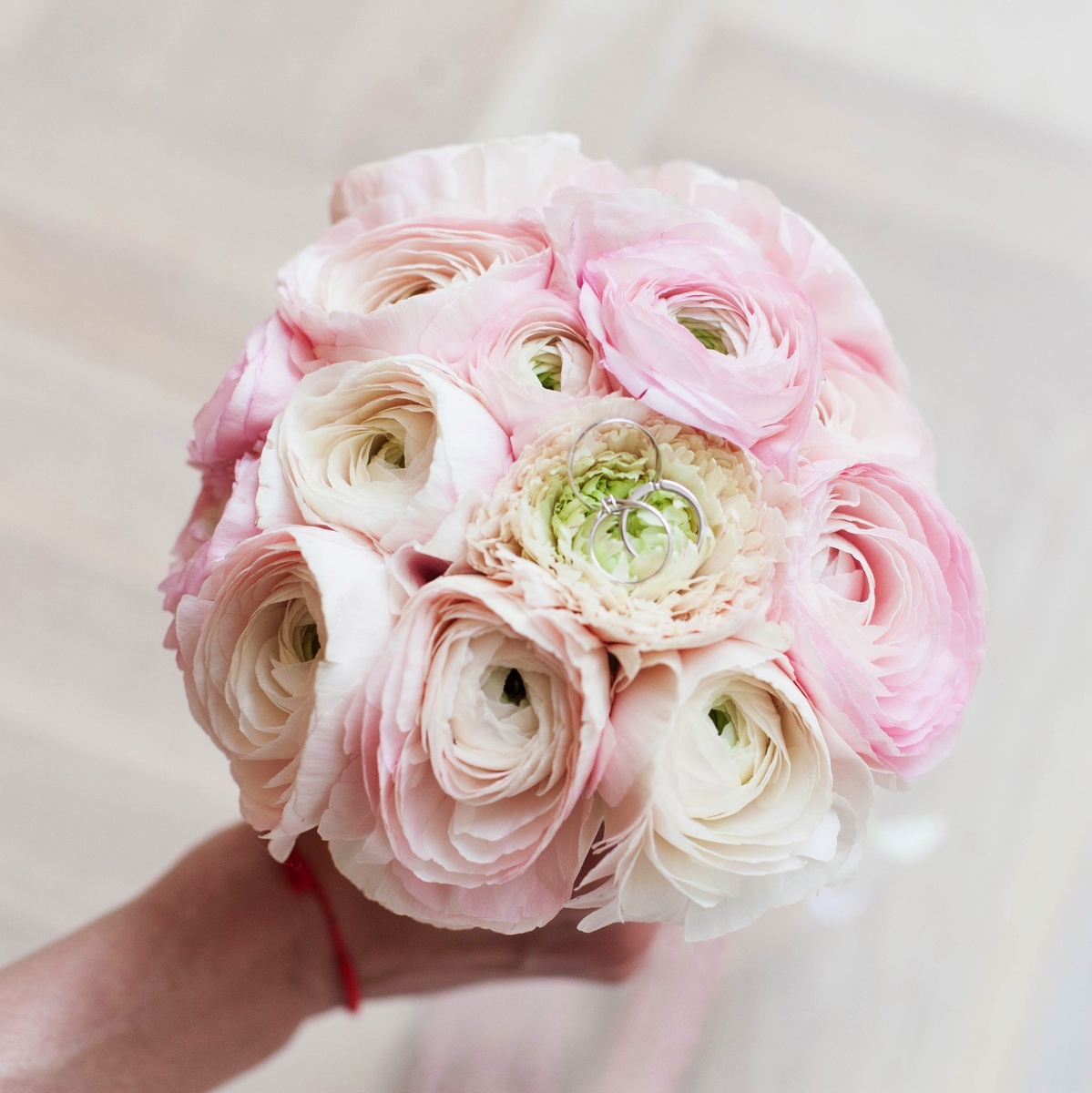 свадебный букет из ранункулюсов нежного розового персикового цвета