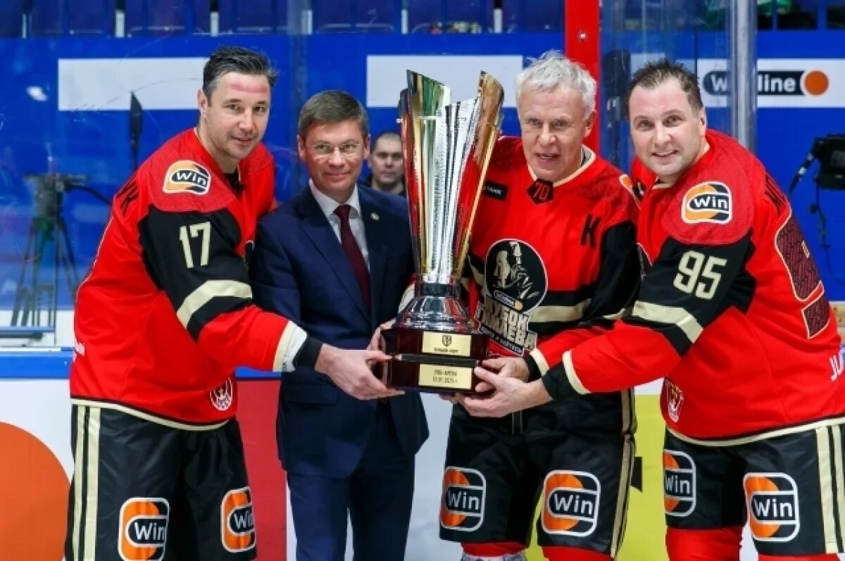    Легенды хоккея сыграли благотворительный матч памяти Сергея Гимаева в Уфе