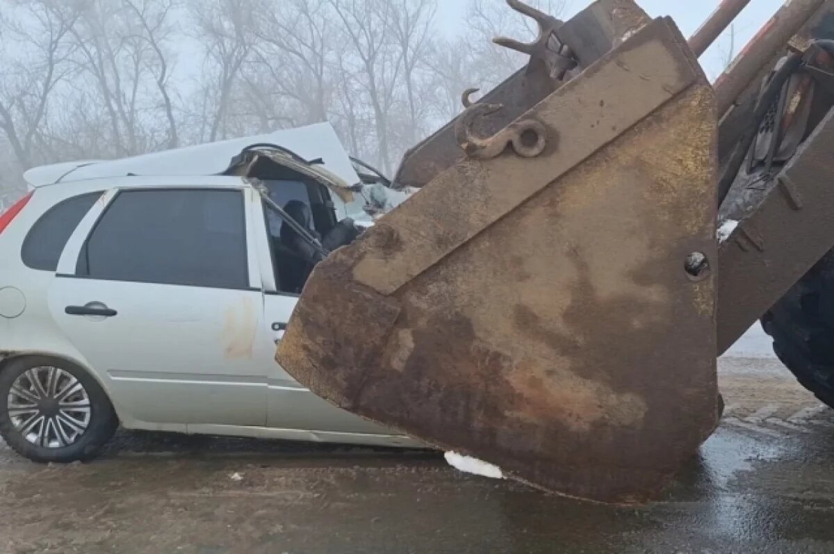    В Сорочинском районе легковушка влетела в ковш трактора