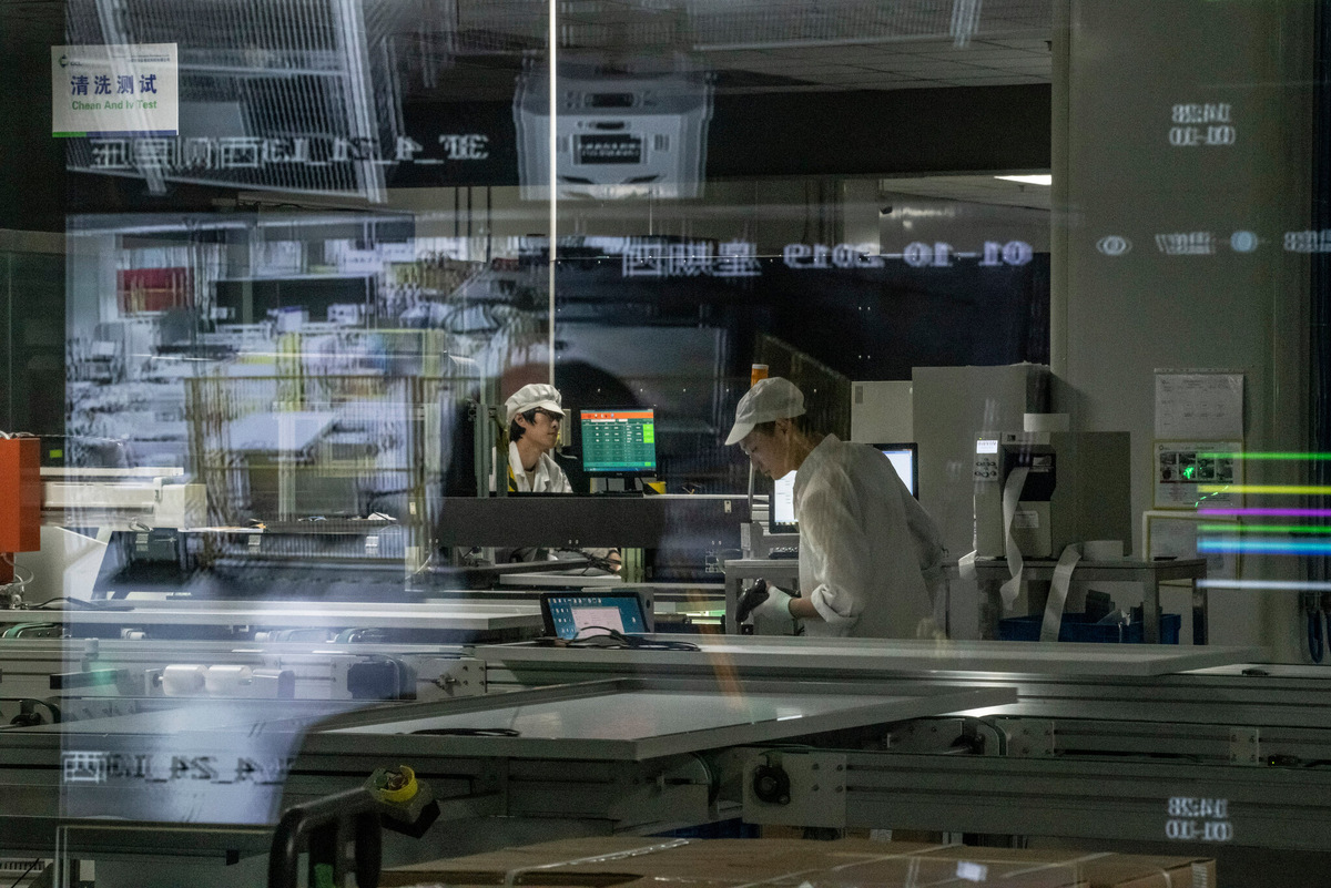 Рабочие на линии по производству солнечных панелей в Сучжоу, Китай.    
 Источник: Gilles Sabrie for The New York Times  📷
